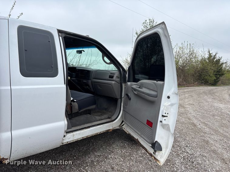 image for item FH7048 2000 Ford F350 Super Duty Ext. Cab flatbed pickup truck