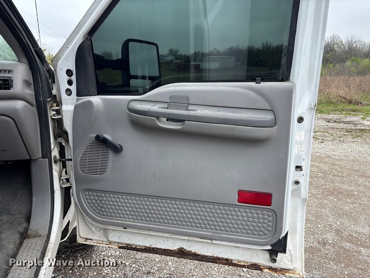 image for item FH7048 2000 Ford F350 Super Duty Ext. Cab flatbed pickup truck