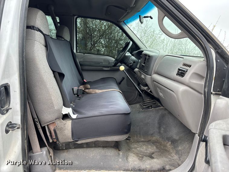 image for item FH7048 2000 Ford F350 Super Duty Ext. Cab flatbed pickup truck