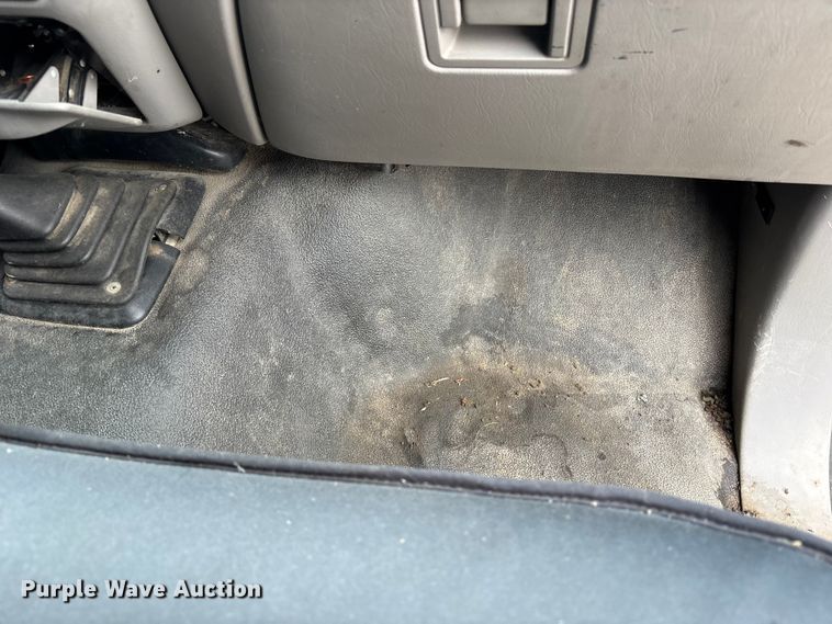 image for item FH7048 2000 Ford F350 Super Duty Ext. Cab flatbed pickup truck