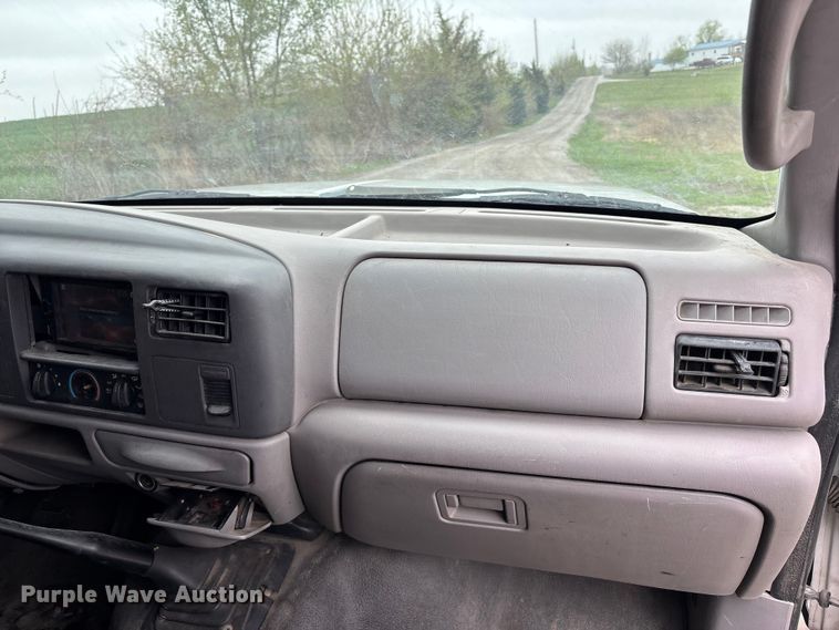 image for item FH7048 2000 Ford F350 Super Duty Ext. Cab flatbed pickup truck