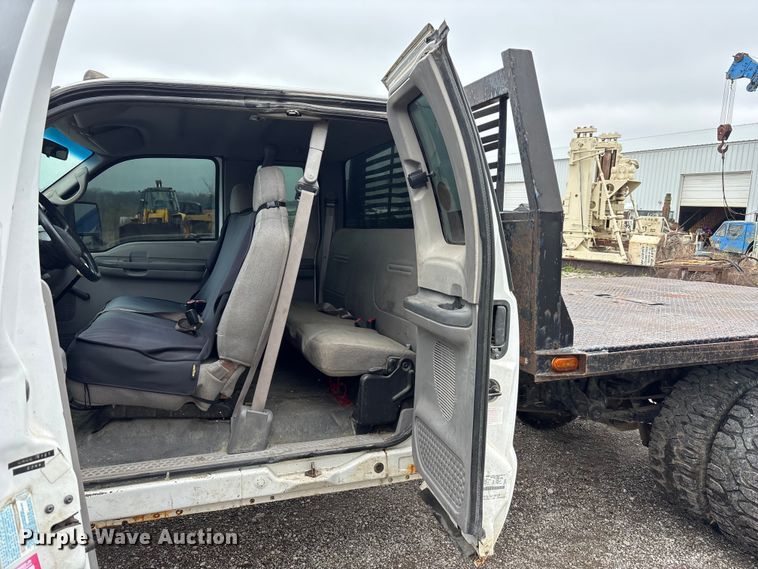 image for item FH7048 2000 Ford F350 Super Duty Ext. Cab flatbed pickup truck