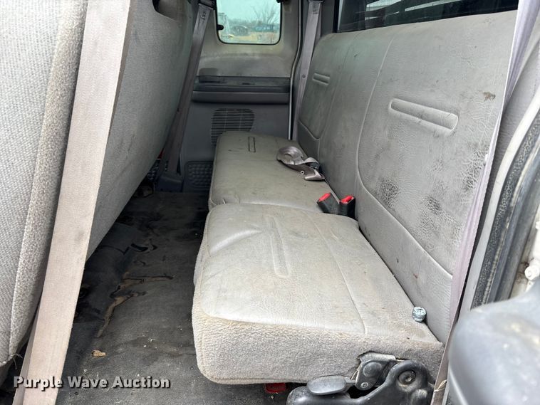 image for item FH7048 2000 Ford F350 Super Duty Ext. Cab flatbed pickup truck