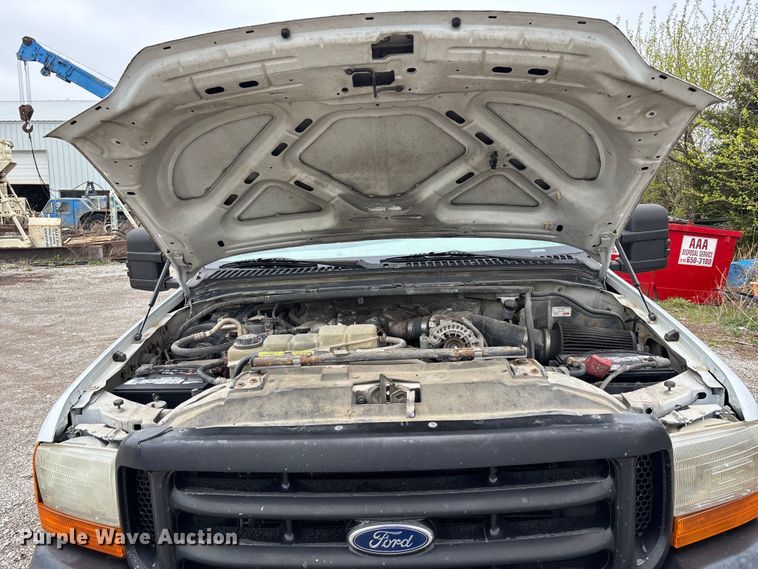 image for item FH7048 2000 Ford F350 Super Duty Ext. Cab flatbed pickup truck