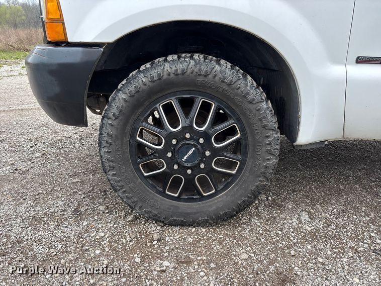 image for item FH7048 2000 Ford F350 Super Duty Ext. Cab flatbed pickup truck