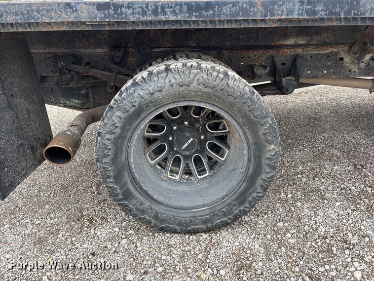 image for item FH7048 2000 Ford F350 Super Duty Ext. Cab flatbed pickup truck