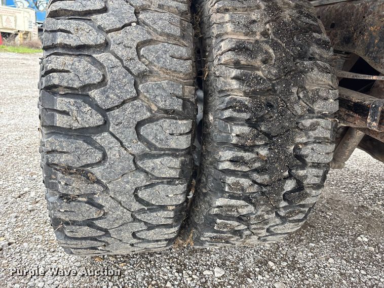 image for item FH7048 2000 Ford F350 Super Duty Ext. Cab flatbed pickup truck