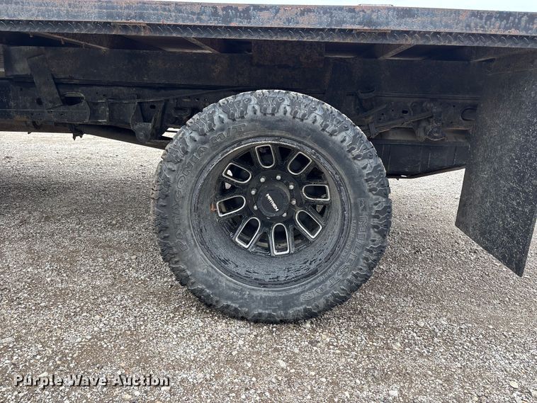 image for item FH7048 2000 Ford F350 Super Duty Ext. Cab flatbed pickup truck