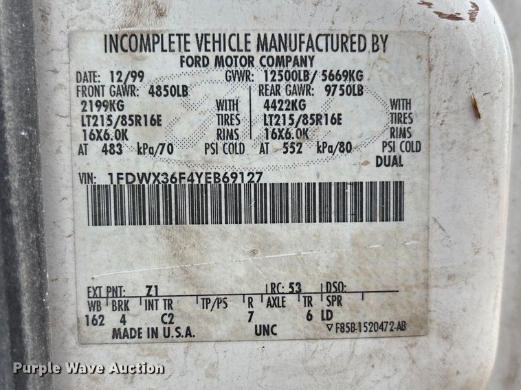 image for item FH7048 2000 Ford F350 Super Duty Ext. Cab flatbed pickup truck