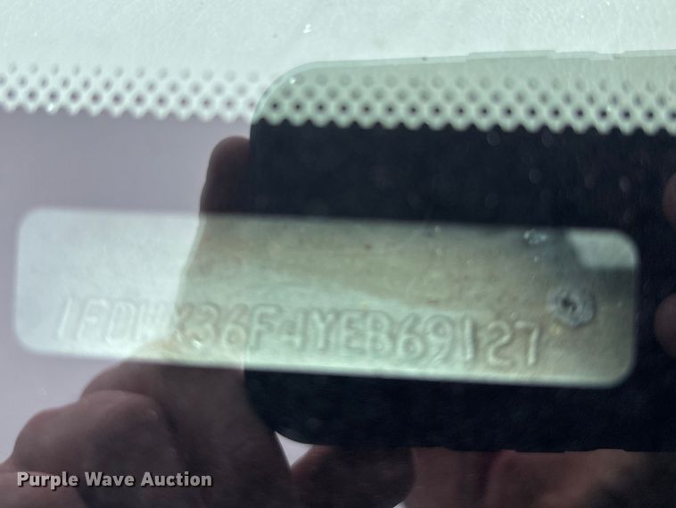 image for item FH7048 2000 Ford F350 Super Duty Ext. Cab flatbed pickup truck