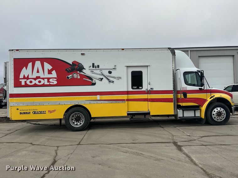 image for item FK1862 2004 Freightliner M2 delivery truck