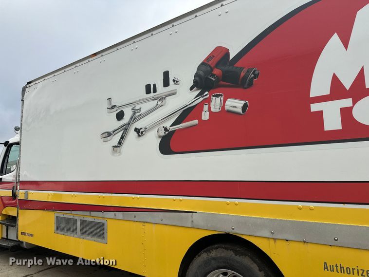 image for item FK1862 2004 Freightliner M2 delivery truck