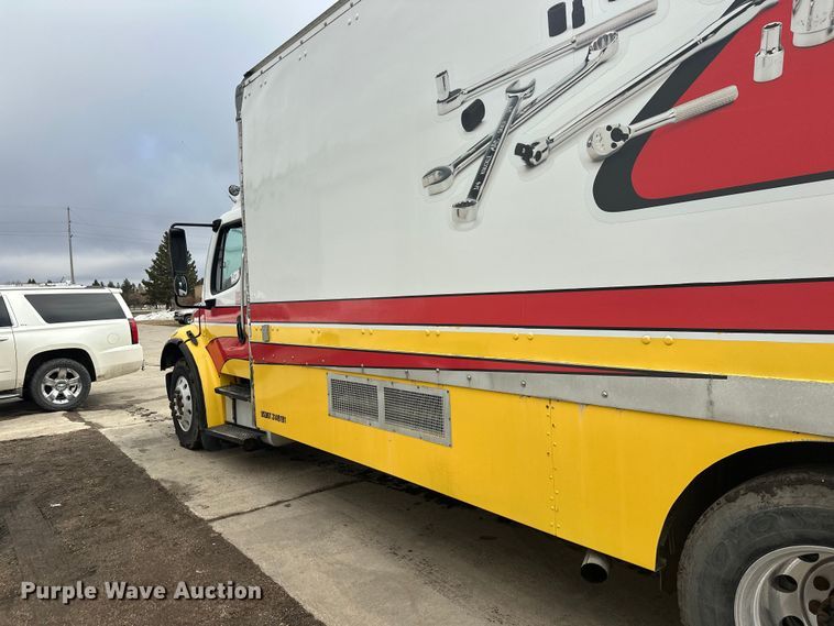 image for item FK1862 2004 Freightliner M2 delivery truck