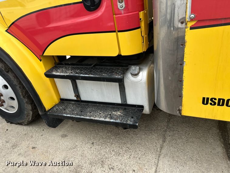 image for item FK1862 2004 Freightliner M2 delivery truck