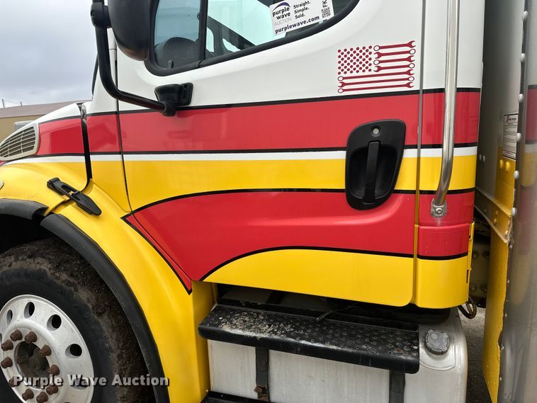 image for item FK1862 2004 Freightliner M2 delivery truck