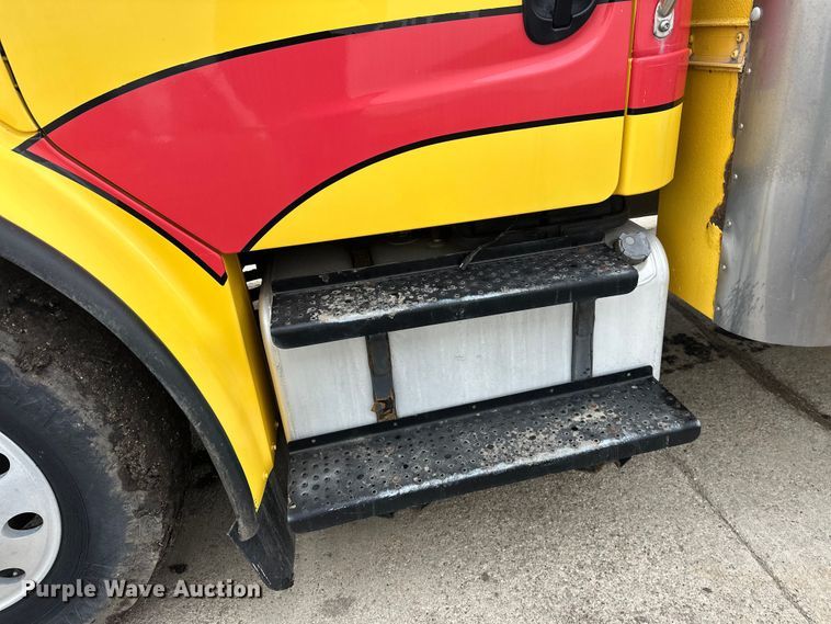 image for item FK1862 2004 Freightliner M2 delivery truck