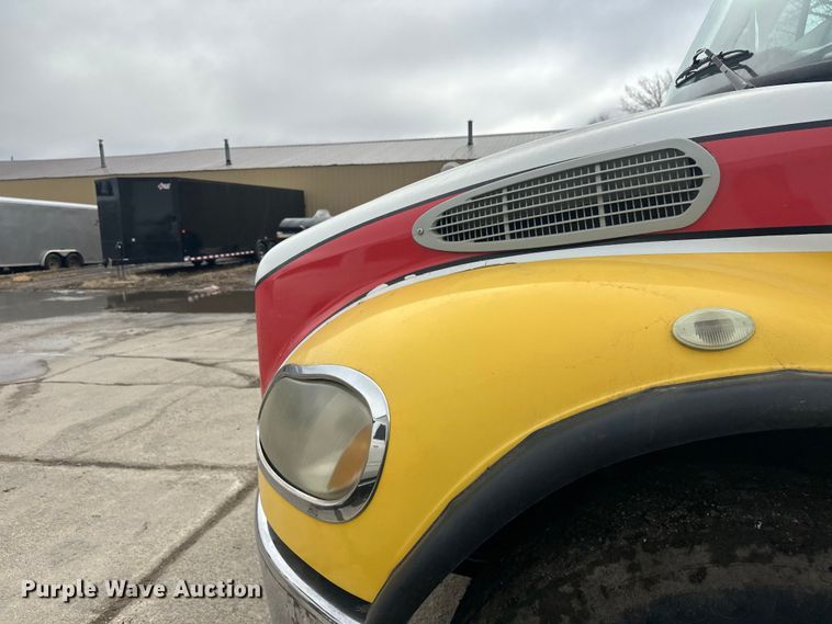 image for item FK1862 2004 Freightliner M2 delivery truck