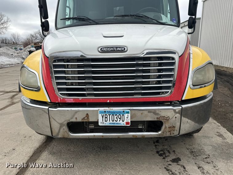 image for item FK1862 2004 Freightliner M2 delivery truck