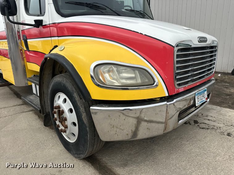 image for item FK1862 2004 Freightliner M2 delivery truck