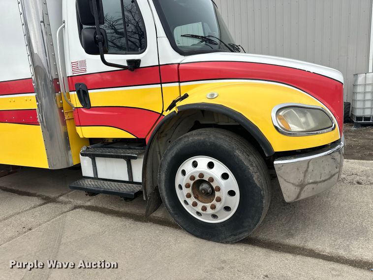 image for item FK1862 2004 Freightliner M2 delivery truck