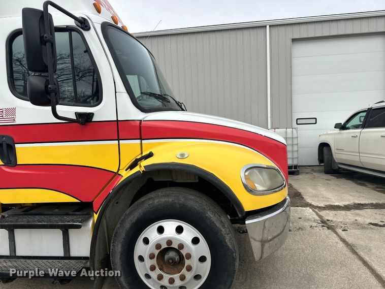 image for item FK1862 2004 Freightliner M2 delivery truck