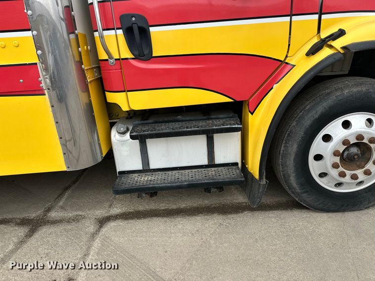 image for item FK1862 2004 Freightliner M2 delivery truck