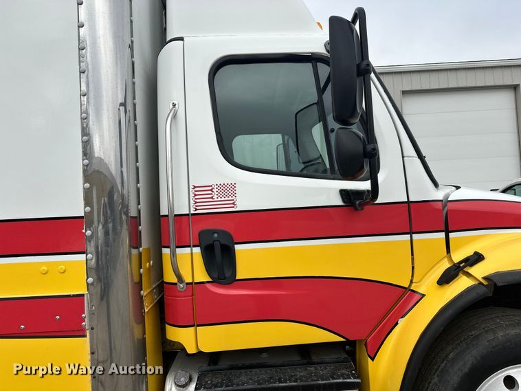 image for item FK1862 2004 Freightliner M2 delivery truck