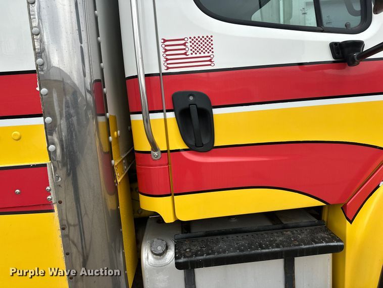 image for item FK1862 2004 Freightliner M2 delivery truck