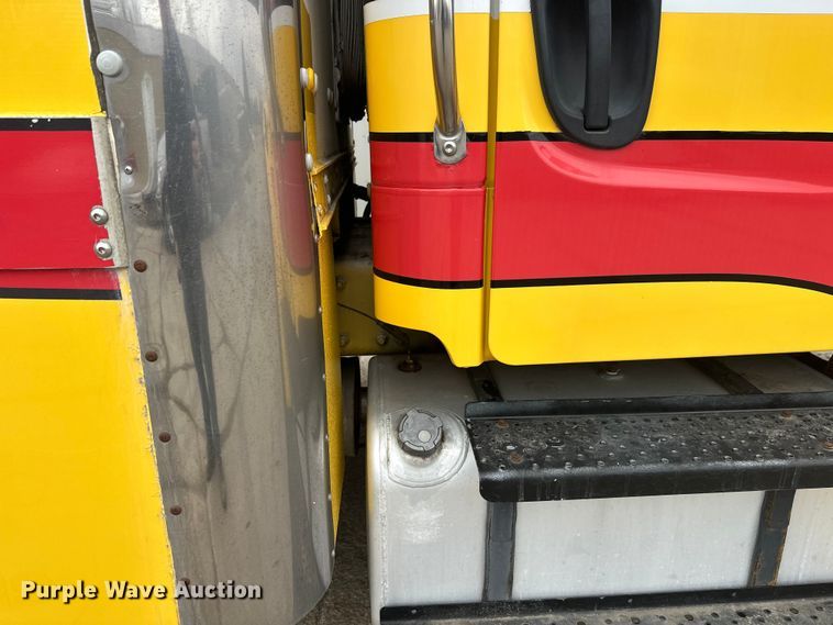 image for item FK1862 2004 Freightliner M2 delivery truck