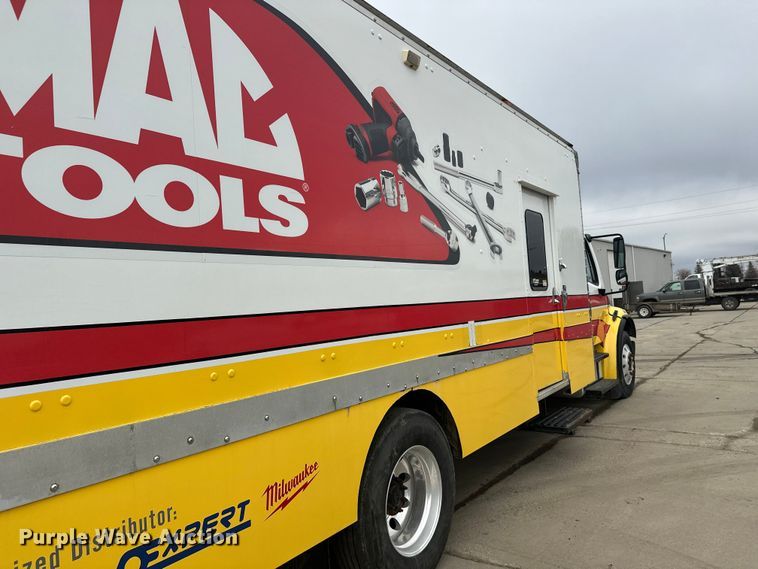 image for item FK1862 2004 Freightliner M2 delivery truck