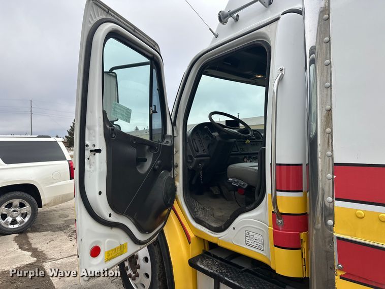 image for item FK1862 2004 Freightliner M2 delivery truck