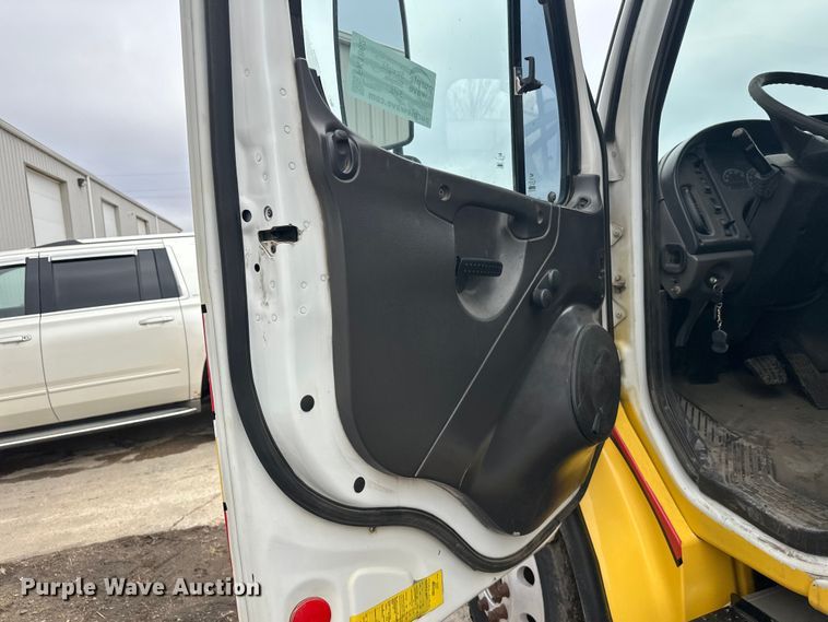 image for item FK1862 2004 Freightliner M2 delivery truck