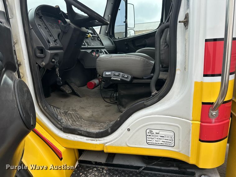 image for item FK1862 2004 Freightliner M2 delivery truck