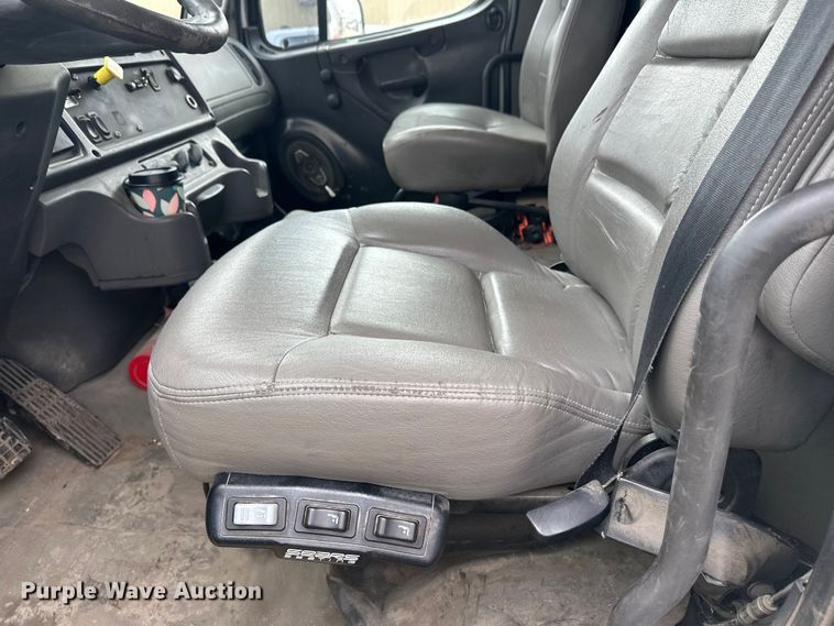 image for item FK1862 2004 Freightliner M2 delivery truck