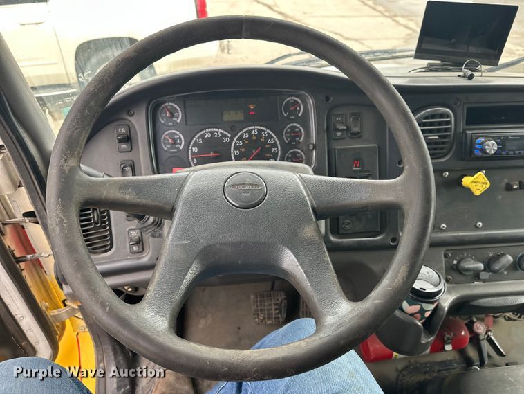 image for item FK1862 2004 Freightliner M2 delivery truck