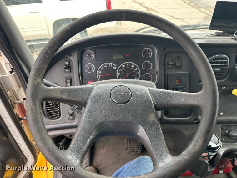 image for item FK1862 2004 Freightliner M2 delivery truck