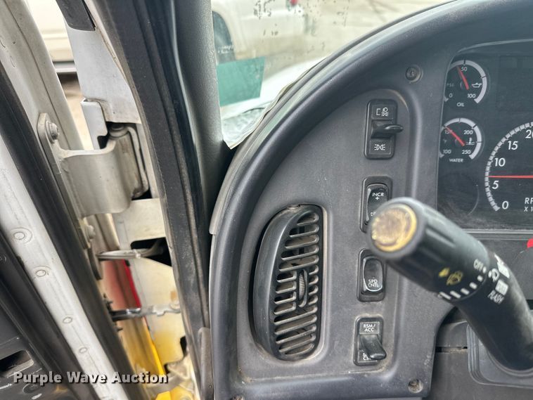 image for item FK1862 2004 Freightliner M2 delivery truck