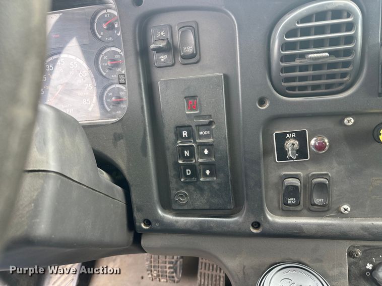 image for item FK1862 2004 Freightliner M2 delivery truck