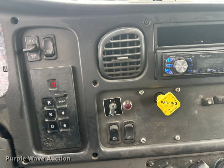 image for item FK1862 2004 Freightliner M2 delivery truck