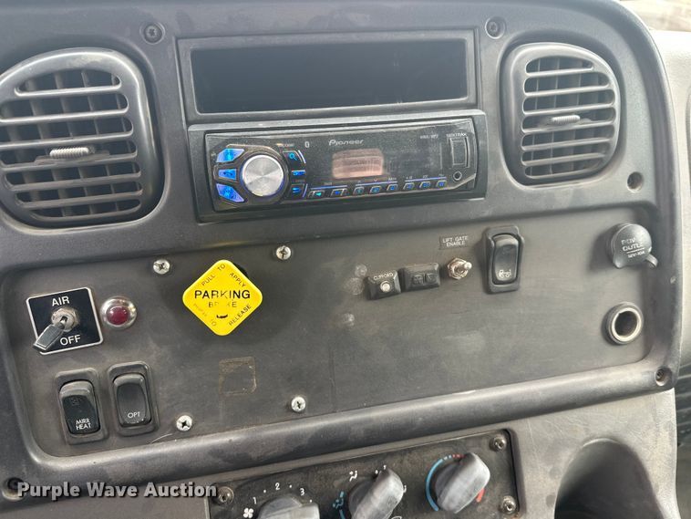 image for item FK1862 2004 Freightliner M2 delivery truck