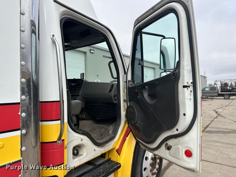 image for item FK1862 2004 Freightliner M2 delivery truck