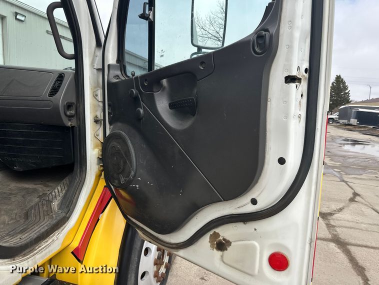 image for item FK1862 2004 Freightliner M2 delivery truck