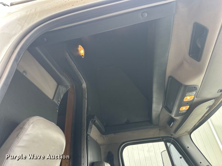 image for item FK1862 2004 Freightliner M2 delivery truck