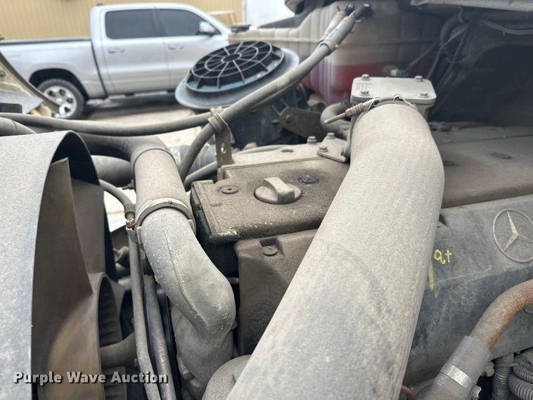 image for item FK1862 2004 Freightliner M2 delivery truck