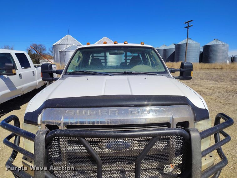 image for item IH9473 2008 Ford F350 Super Duty Ext. Cab flatbed pickup truck