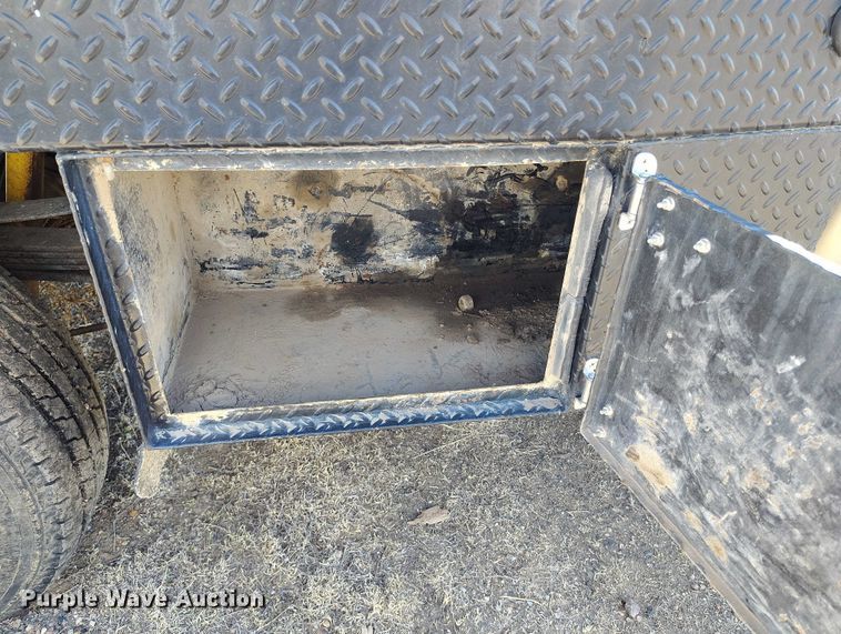 image for item IH9473 2008 Ford F350 Super Duty Ext. Cab flatbed pickup truck