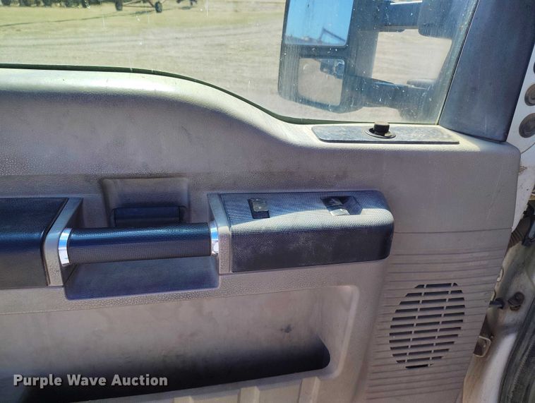 image for item IH9473 2008 Ford F350 Super Duty Ext. Cab flatbed pickup truck