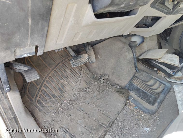 image for item IH9473 2008 Ford F350 Super Duty Ext. Cab flatbed pickup truck