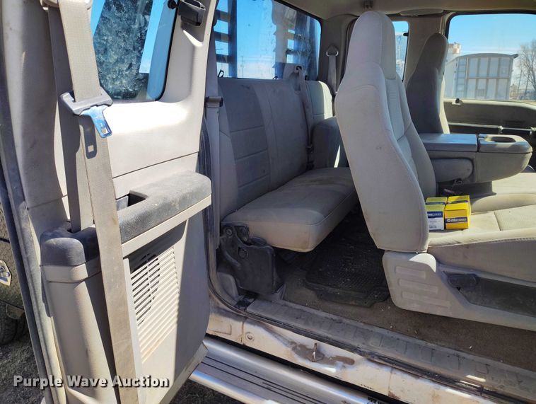 image for item IH9473 2008 Ford F350 Super Duty Ext. Cab flatbed pickup truck