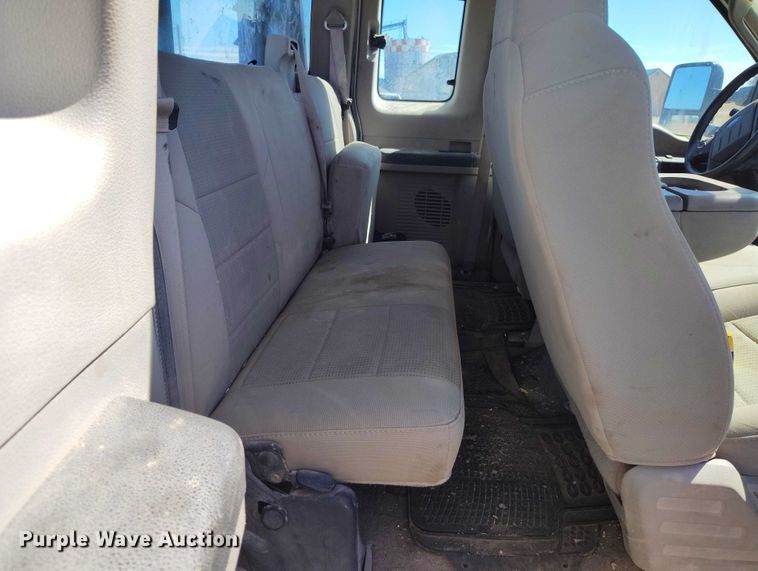 image for item IH9473 2008 Ford F350 Super Duty Ext. Cab flatbed pickup truck